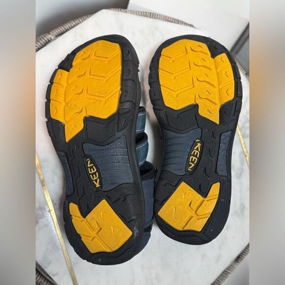 KEEN Water Shoes Hiking Adventure Sandals Big Kids Size 5 EU 38 - Picture 6 of 7
